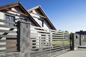 Polbruk_Antara II Budowa ogrodzenia, na co zwrócić uwagę przy wyborze ogrodzenia?